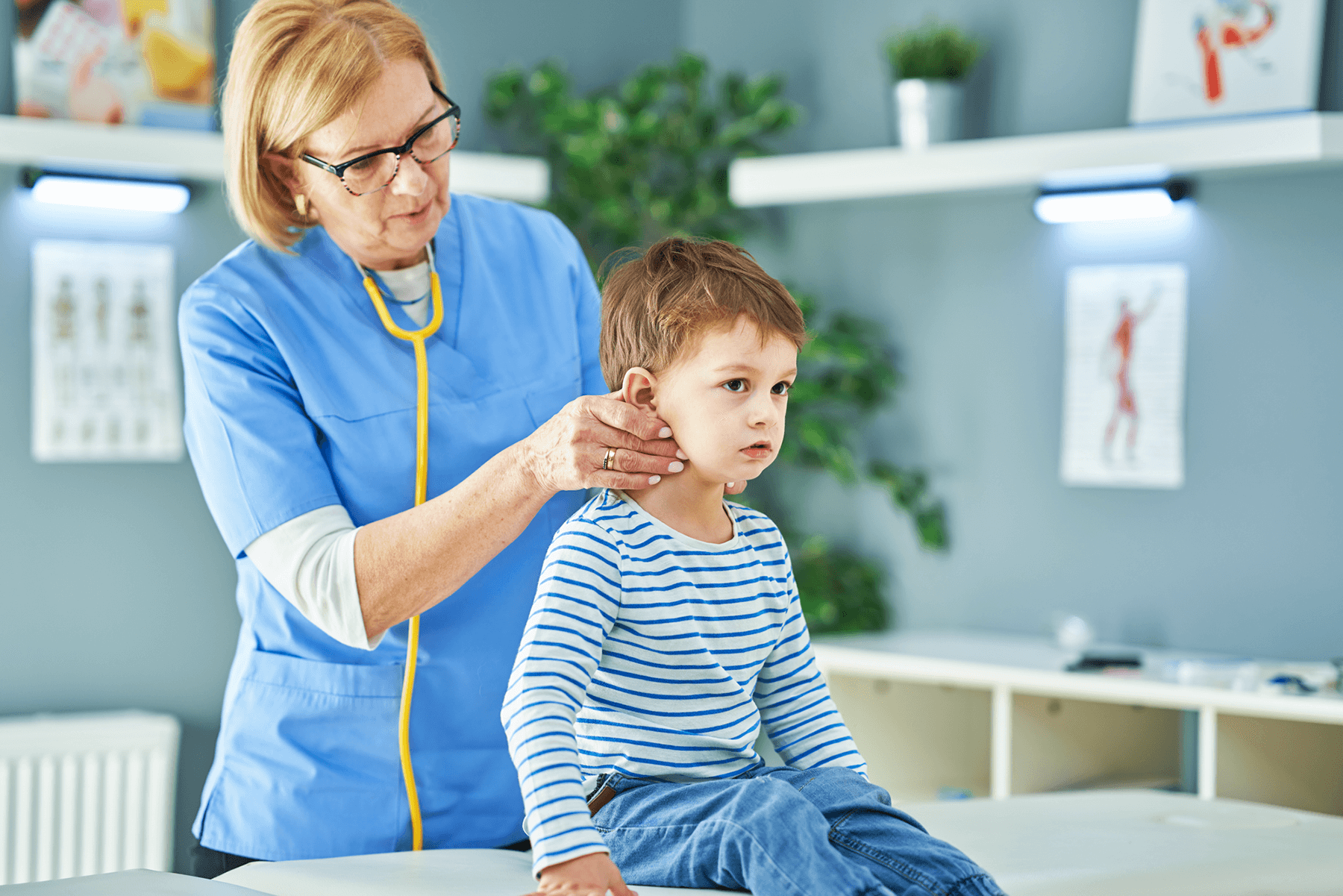 Kinderärztin und kleiner Patient Kinderärztin beim Untersuchen eines kleinen Patienten, zeigt Fürsorge und Aufmerksamkeit.